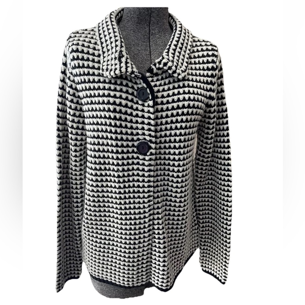 Carducci ladies vintage style knit sweater size medium-black and white-big butto
